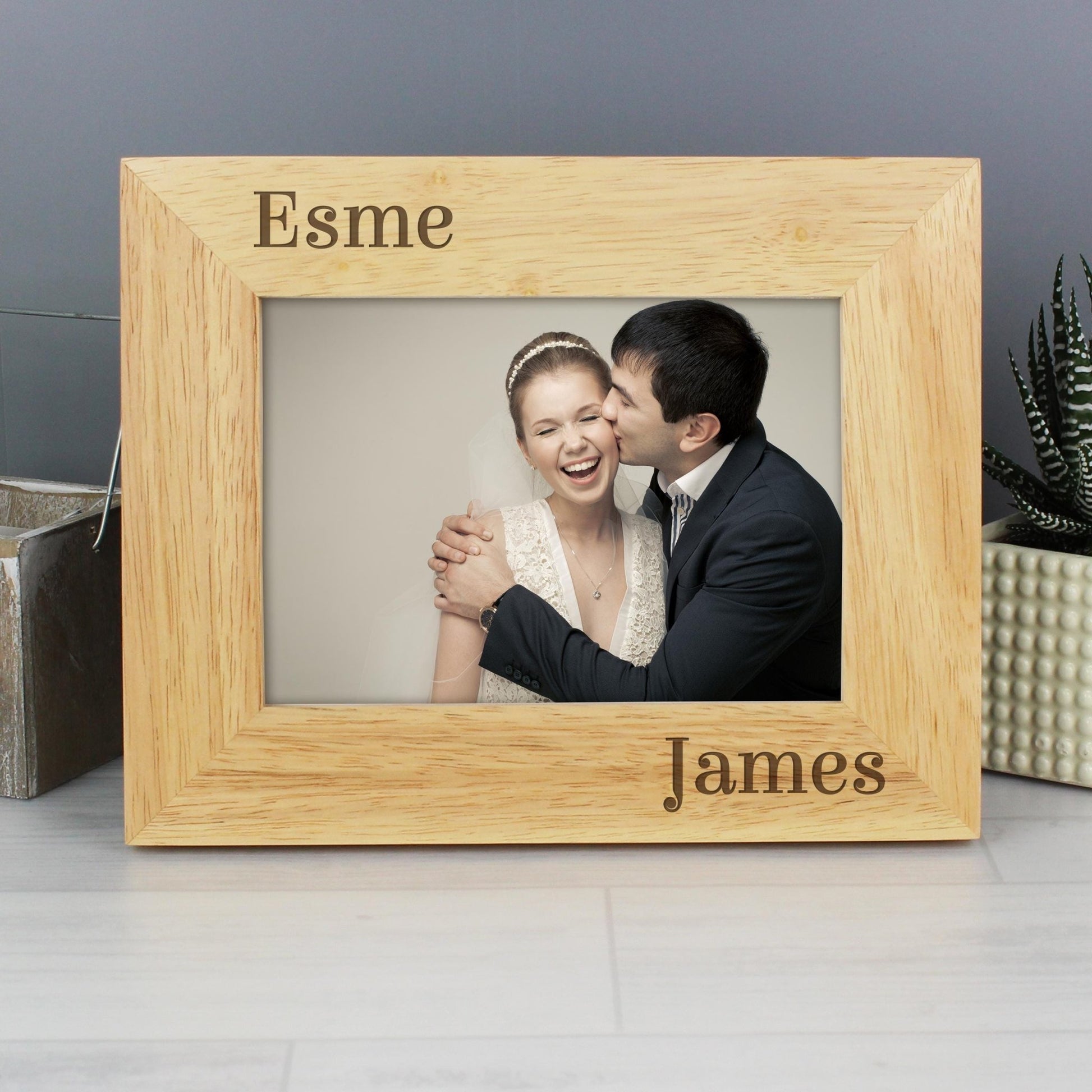 Personalised Couples 6x4 Oak Finish Photo Frame | Bespoke Picture Frame | Great for Valentines Day, Birthday or Weddings | Inspired Creative Gifts | UK Supplier