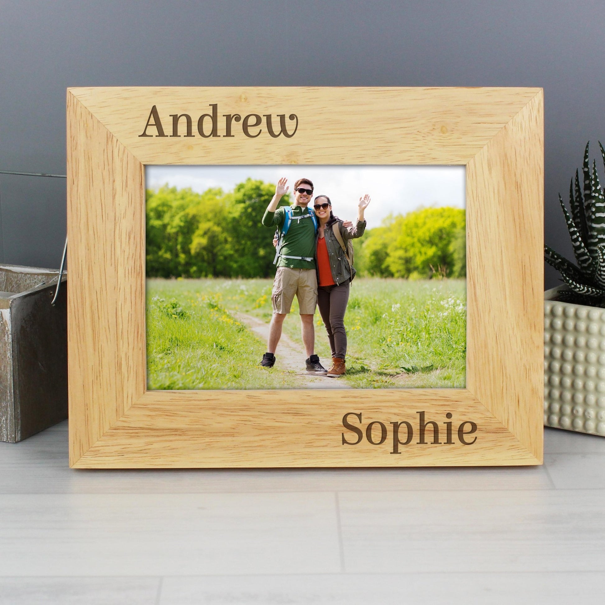 Personalised Couples 6x4 Oak Finish Photo Frame | Bespoke Picture Frame | Great for Valentines Day, Birthday or Weddings | Inspired Creative Gifts | UK Supplier