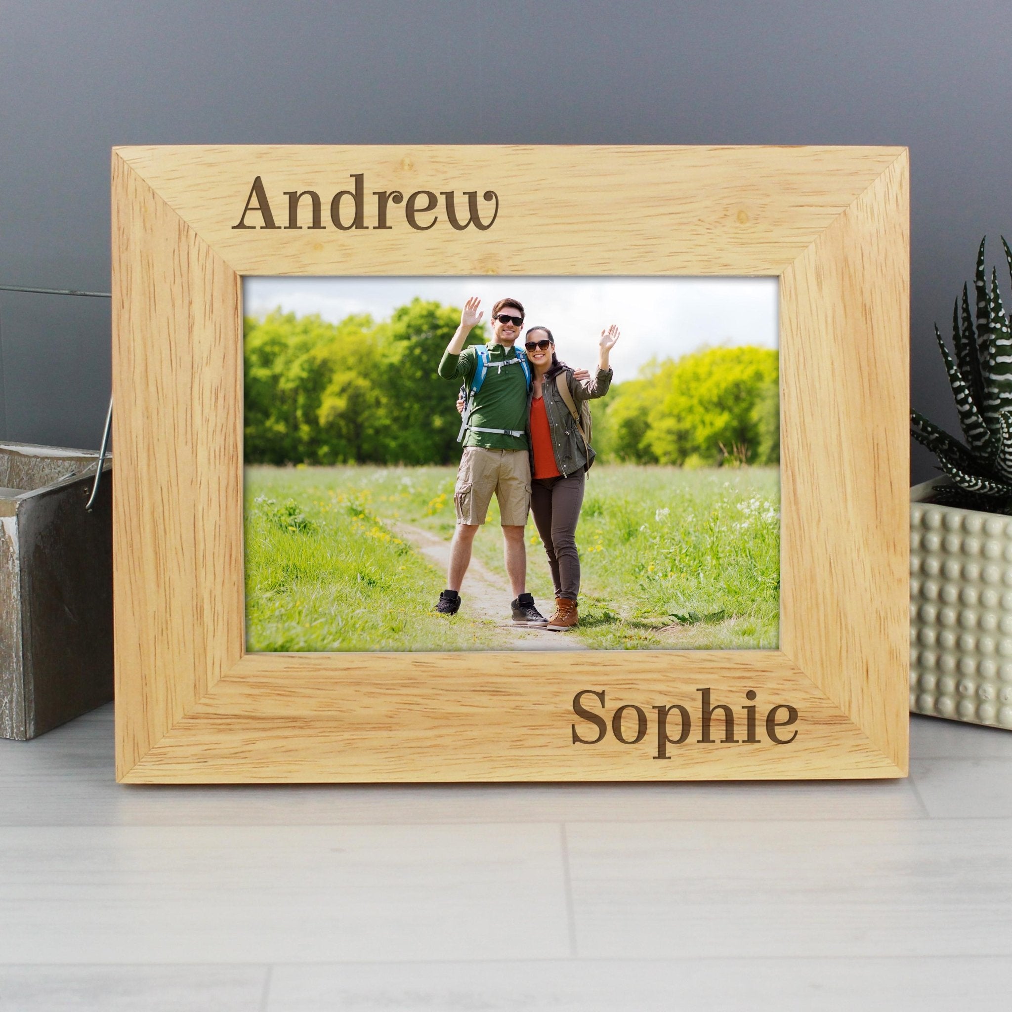 Personalised Couples 6x4 Oak Finish Photo Frame | Bespoke Picture Frame | Great for Valentines Day, Birthday or Weddings | Inspired Creative Gifts | UK Supplier