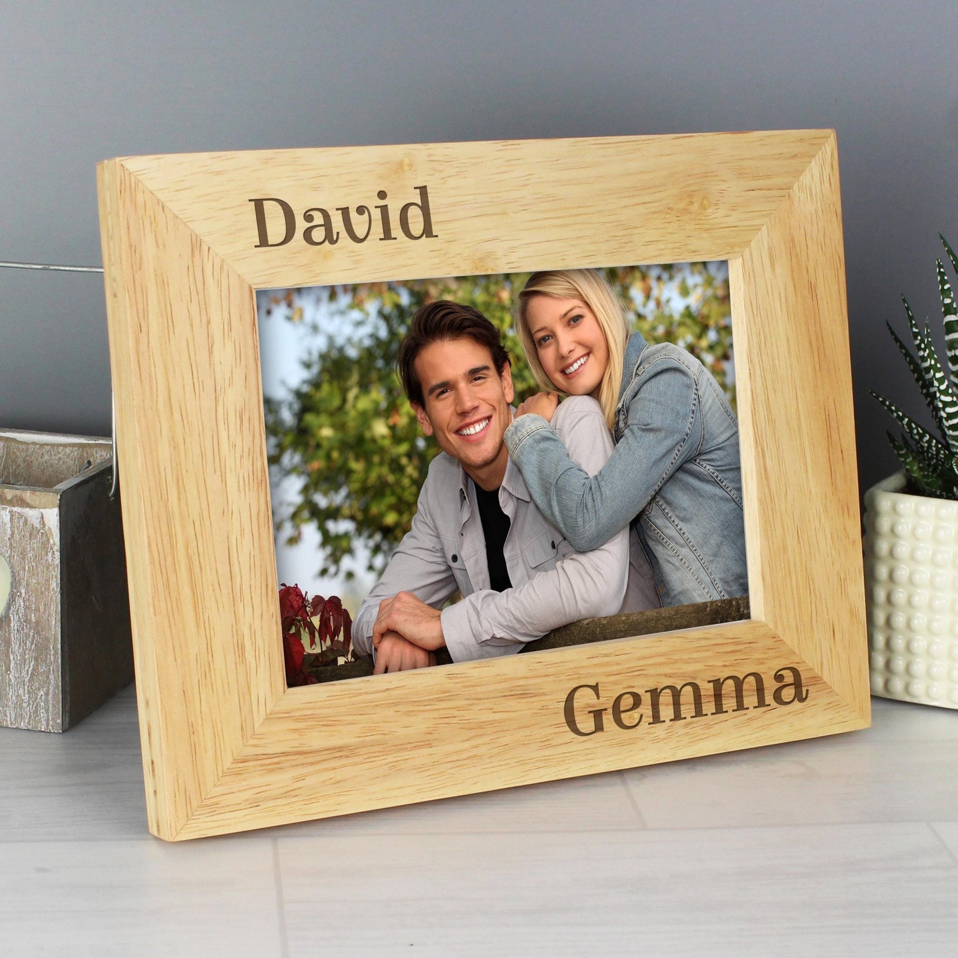 Personalised Couples 6x4 Oak Finish Photo Frame | Bespoke Picture Frame | Great for Valentines Day, Birthday or Weddings | Inspired Creative Gifts | UK Supplier